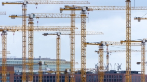 Baustelle Kräne Hotelbau Foto iStock ralfgosch